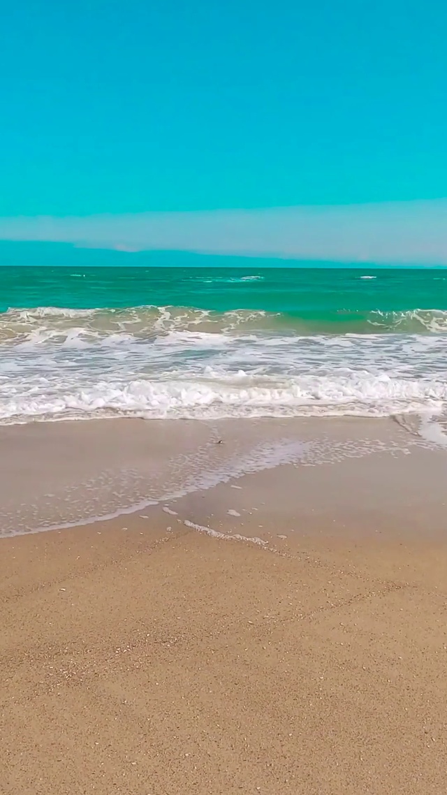 蓝天海浪海滩