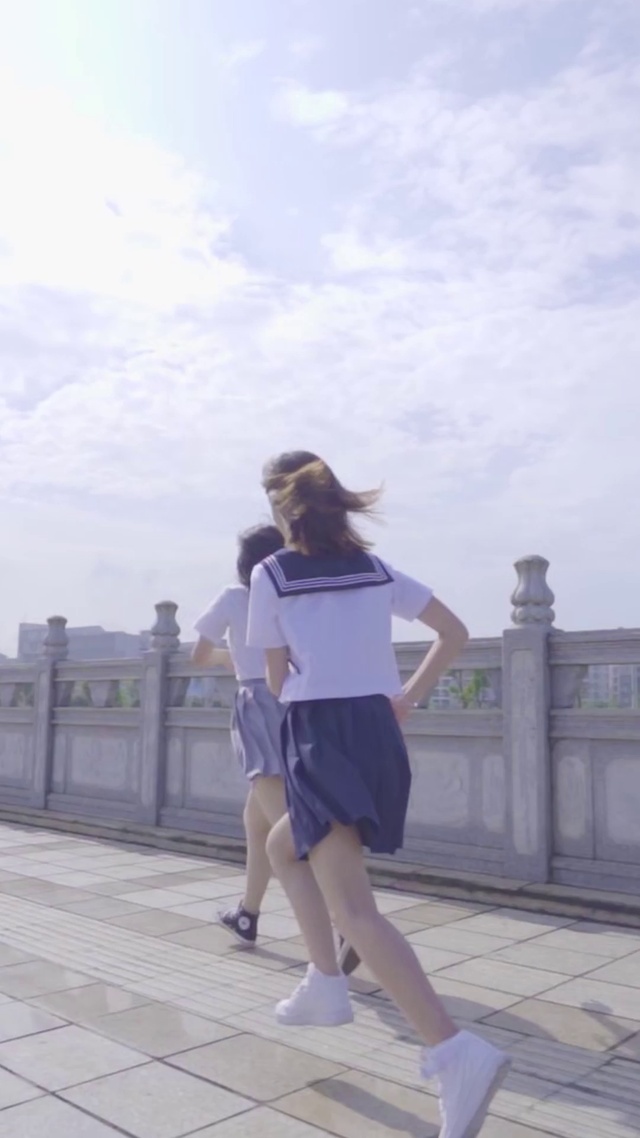 蓝天下奔跑的少女