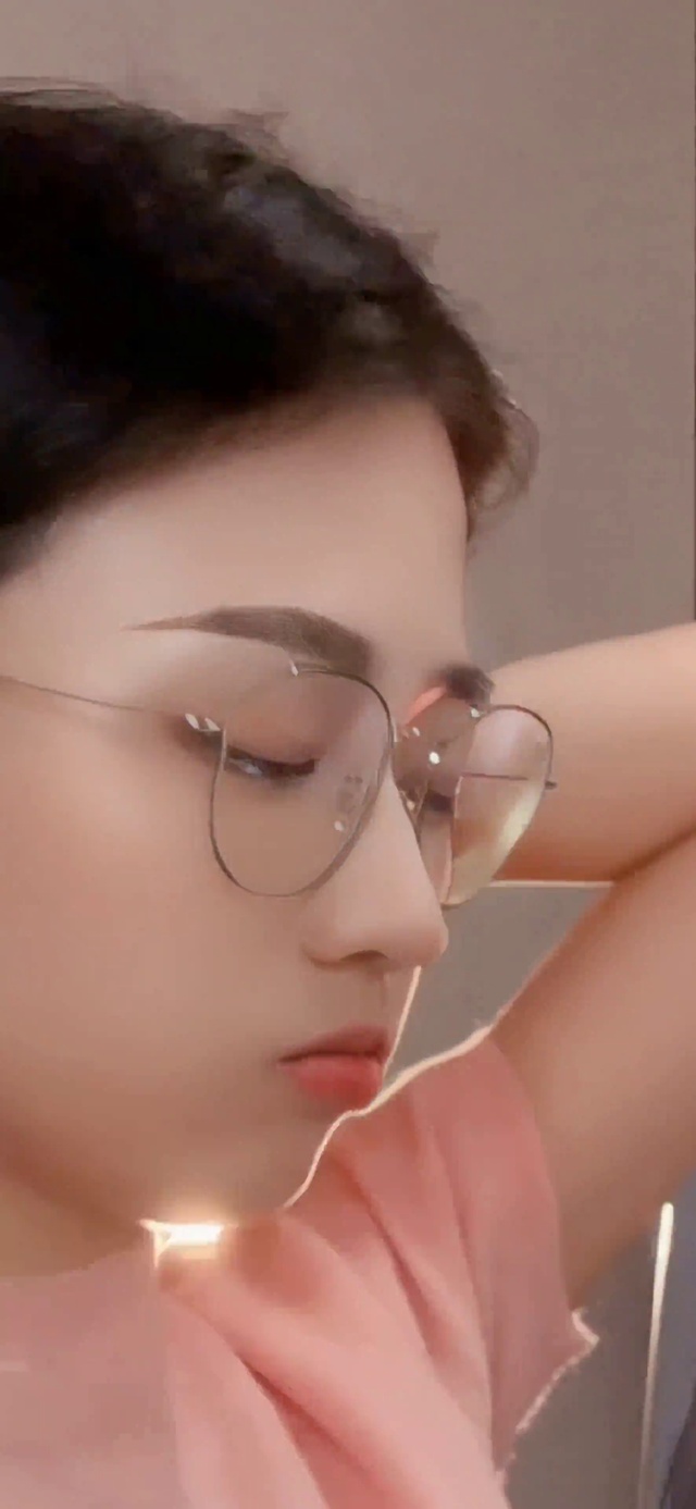 可爱萌妹眼镜女孩