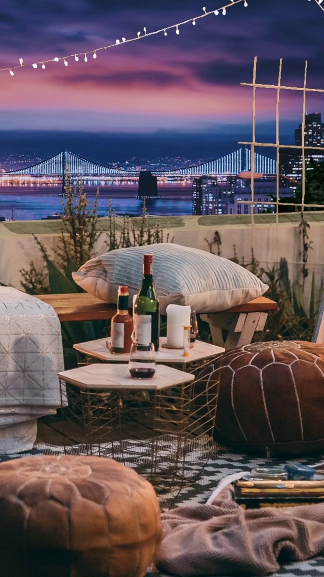 夏日夜晚在舒适的露台