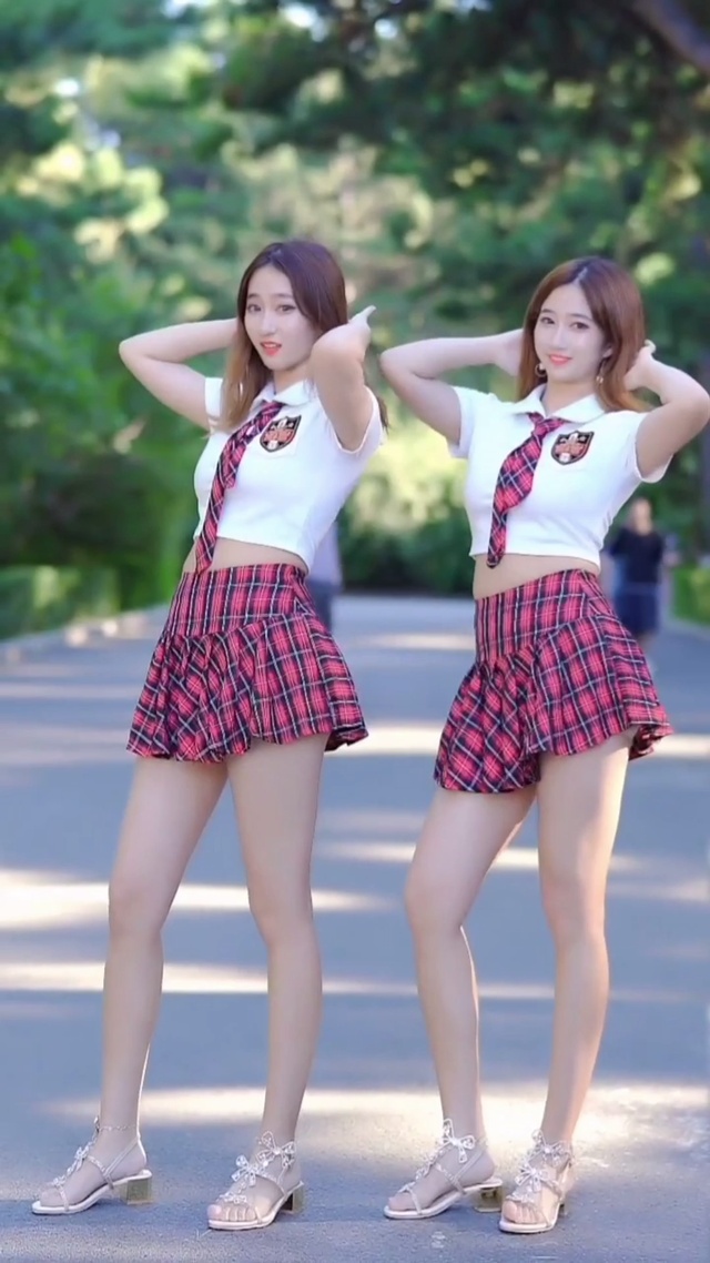 双胞胎户外舞蹈
