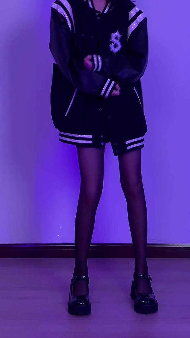 天冷添袜