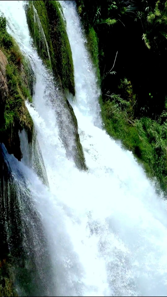 唯美山涧瀑布4K