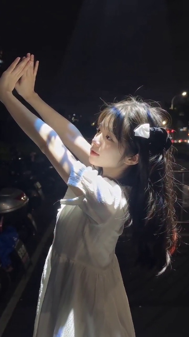 夜晚街头光影少女