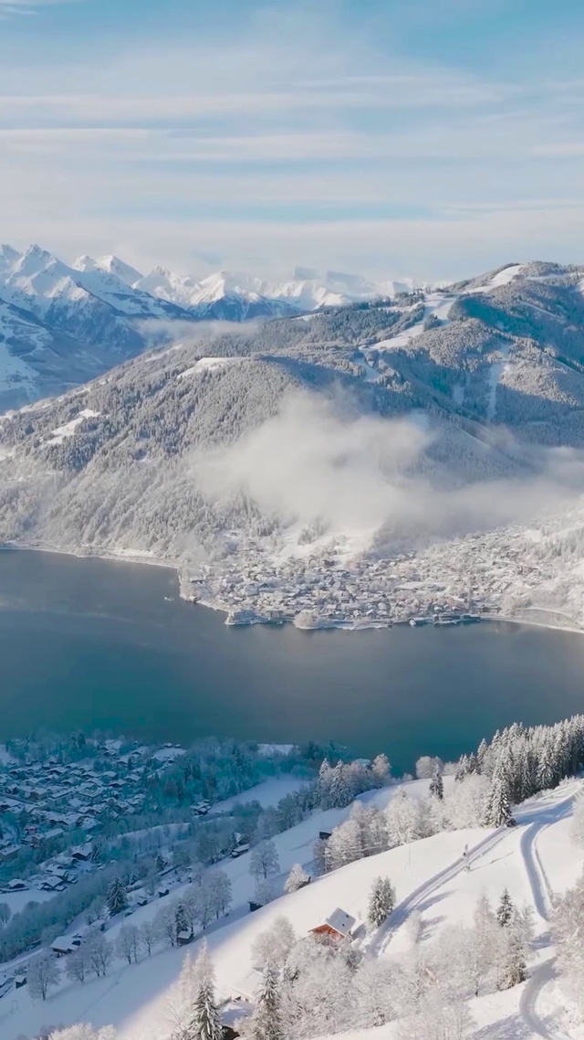 冬日雪山下的小镇