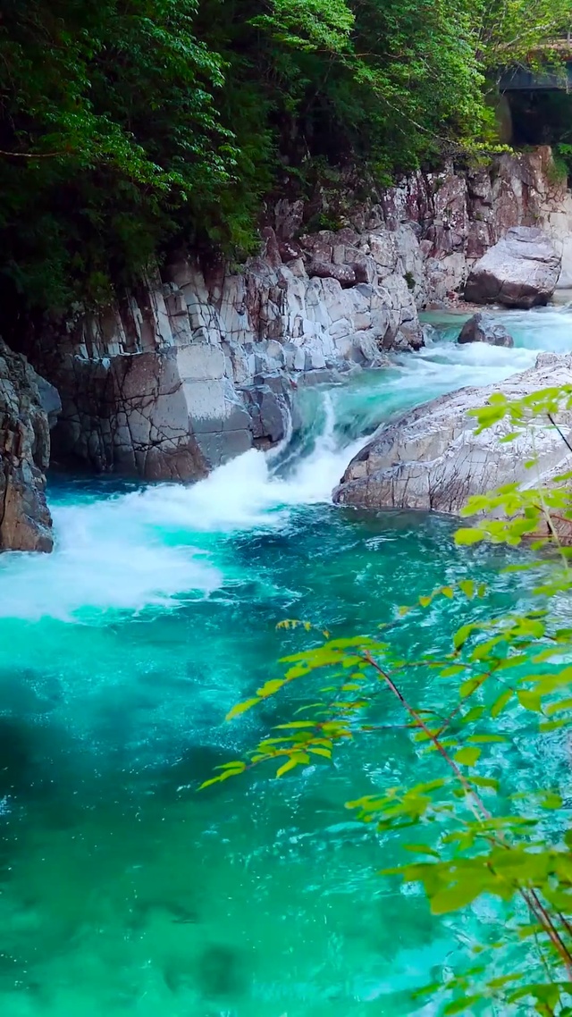 4K护眼山涧溪谷