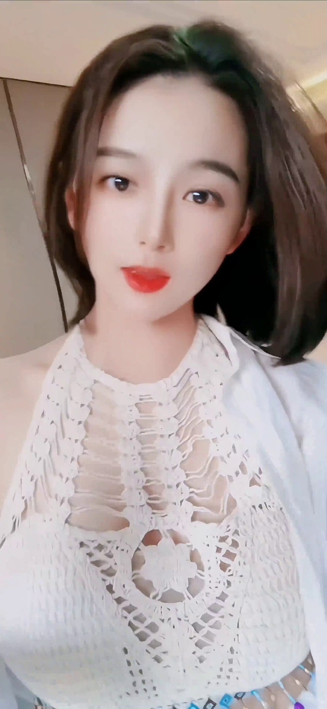 纯欲少女美艳动人