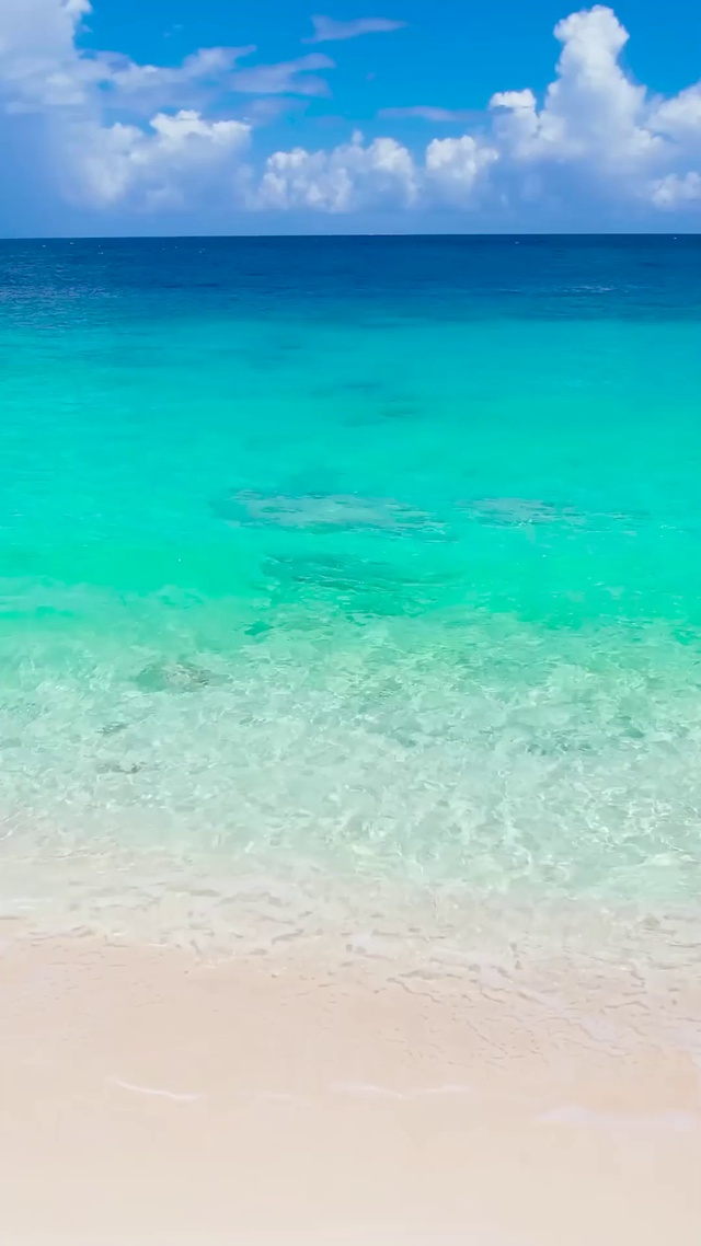 清澈海滩海浪