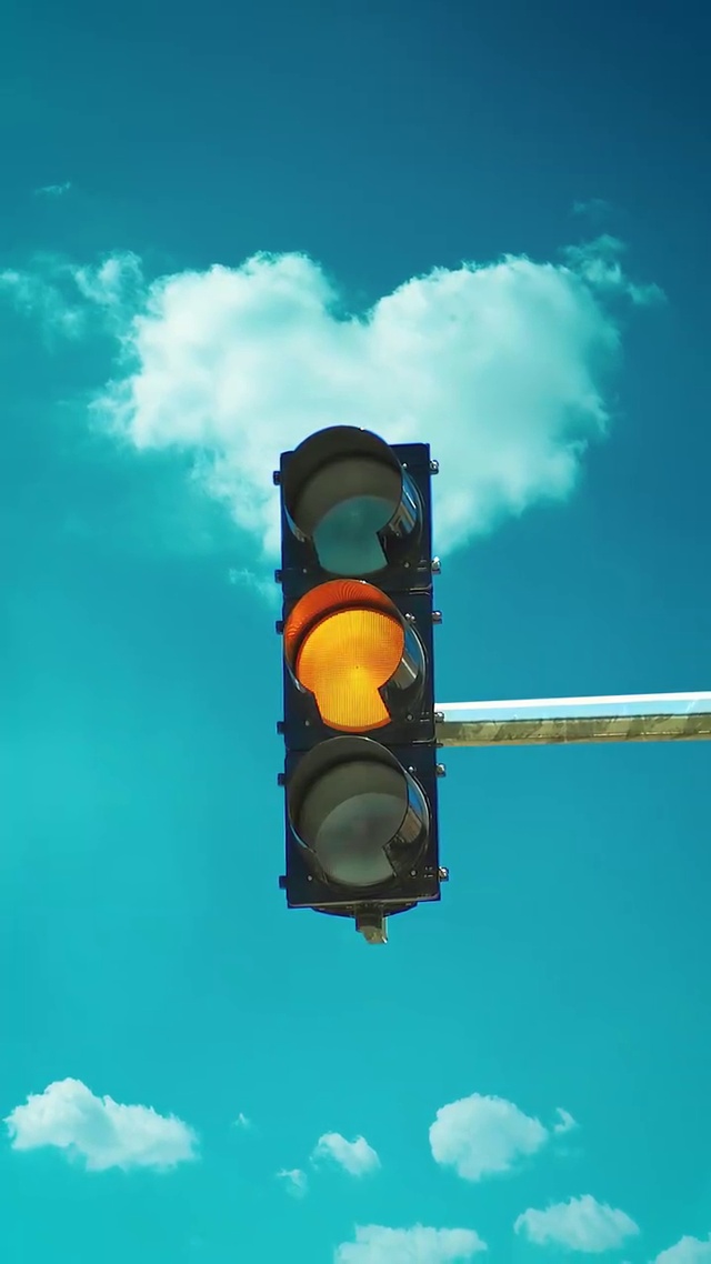 过了这个红绿灯，我就要转弯了！