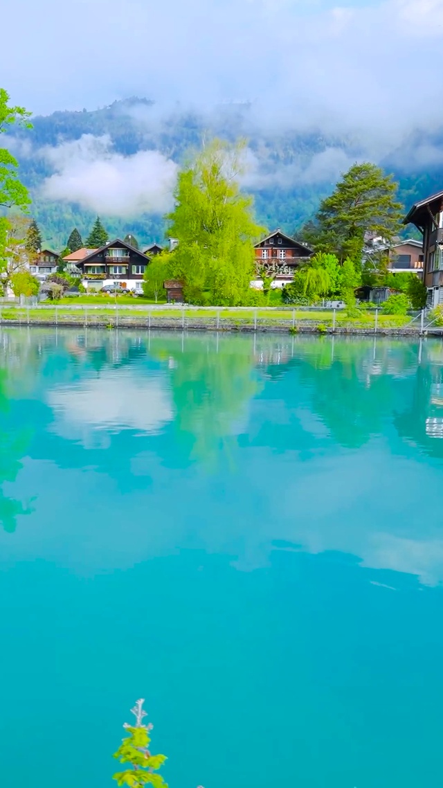 高山湖静谧小镇