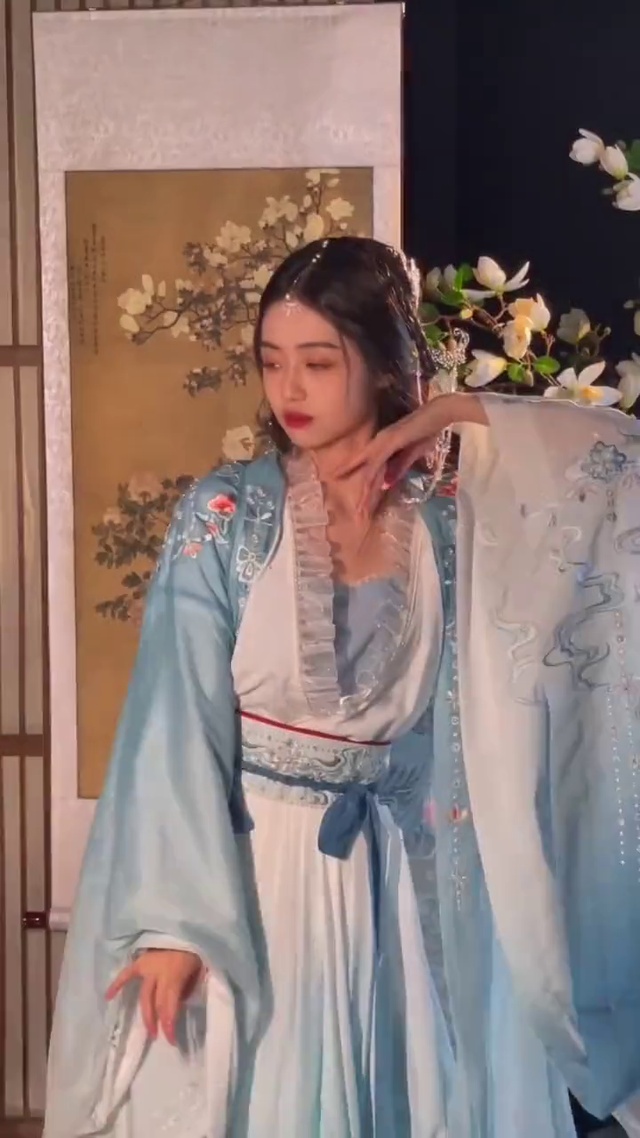 翩若惊鸿，婉若游龙。