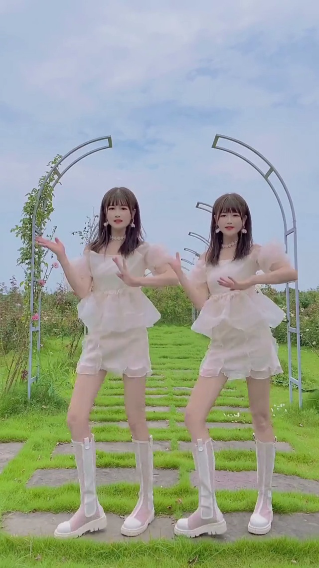 双胞胎跳舞

