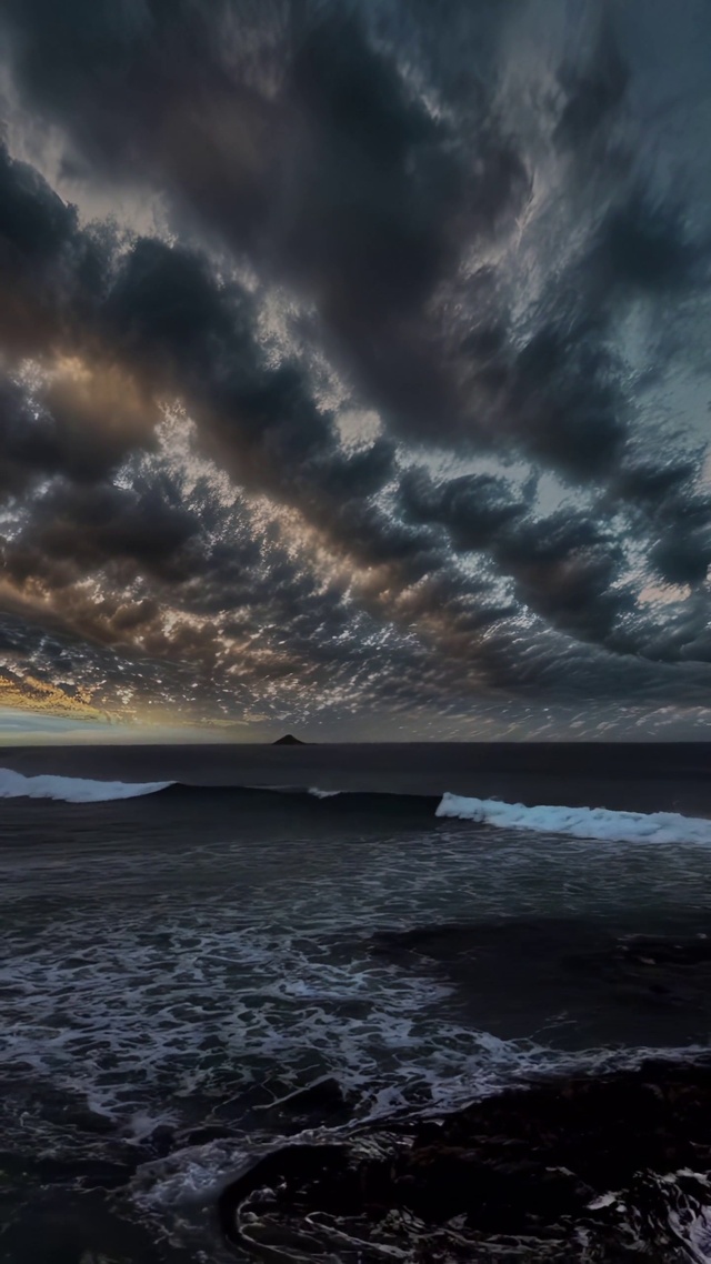 你笑时，雷声温柔，暴雨无声