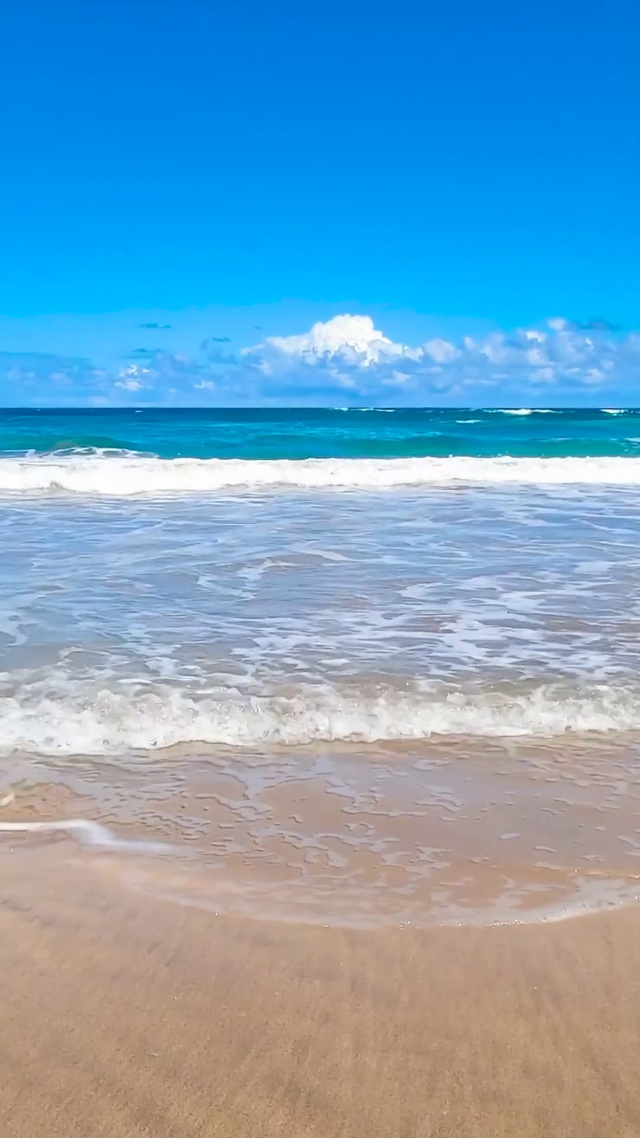 蓝天海浪海滩