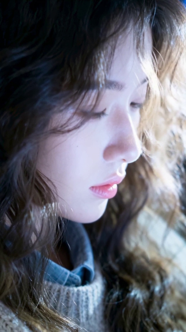 夜晚车内氛围感美女