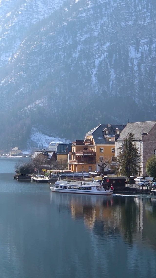 冬日高山湖边静谧小镇