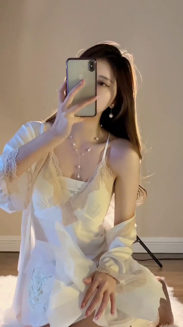 睡衣美女