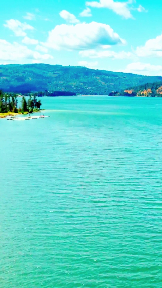 4K蓝天白云与河流