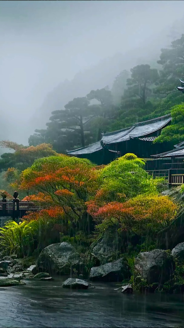 雨天云雾山庄河流