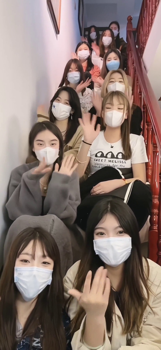 超多美少女一起玩耍吧