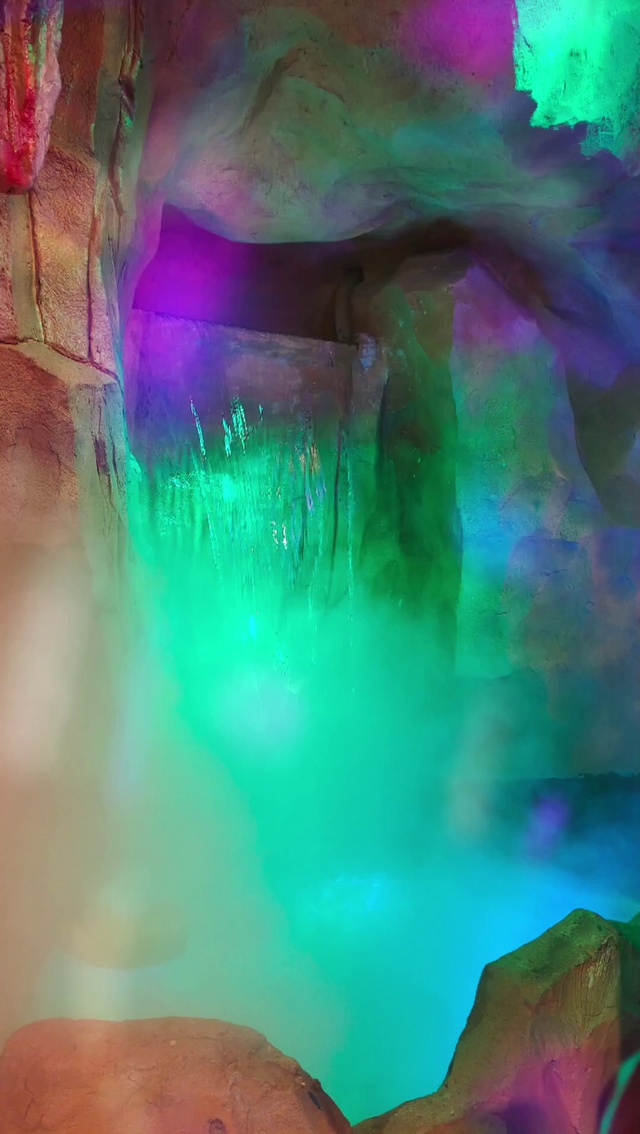 七彩色溶洞