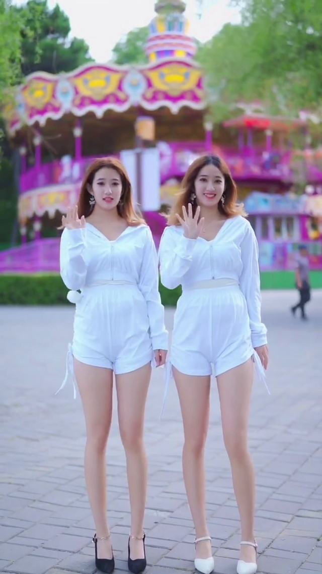 双胞胎姐妹户外舞蹈
