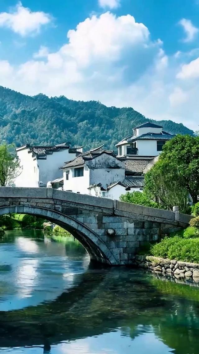 护眼白云树木河流
