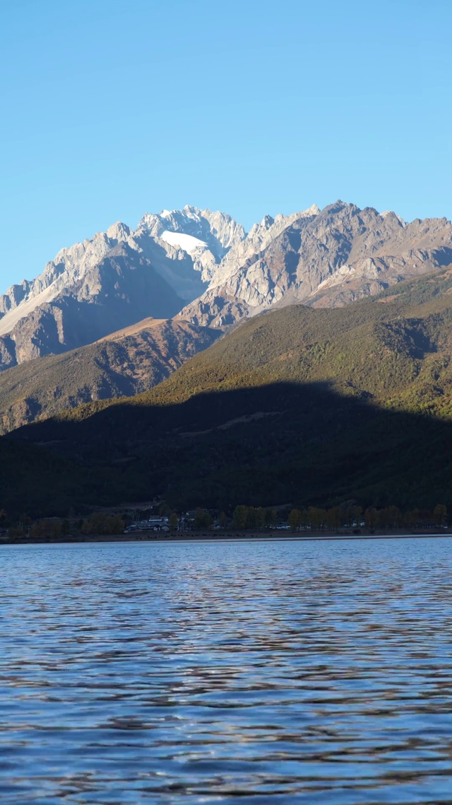 极目远眺.雪山脚下.河水潺潺l