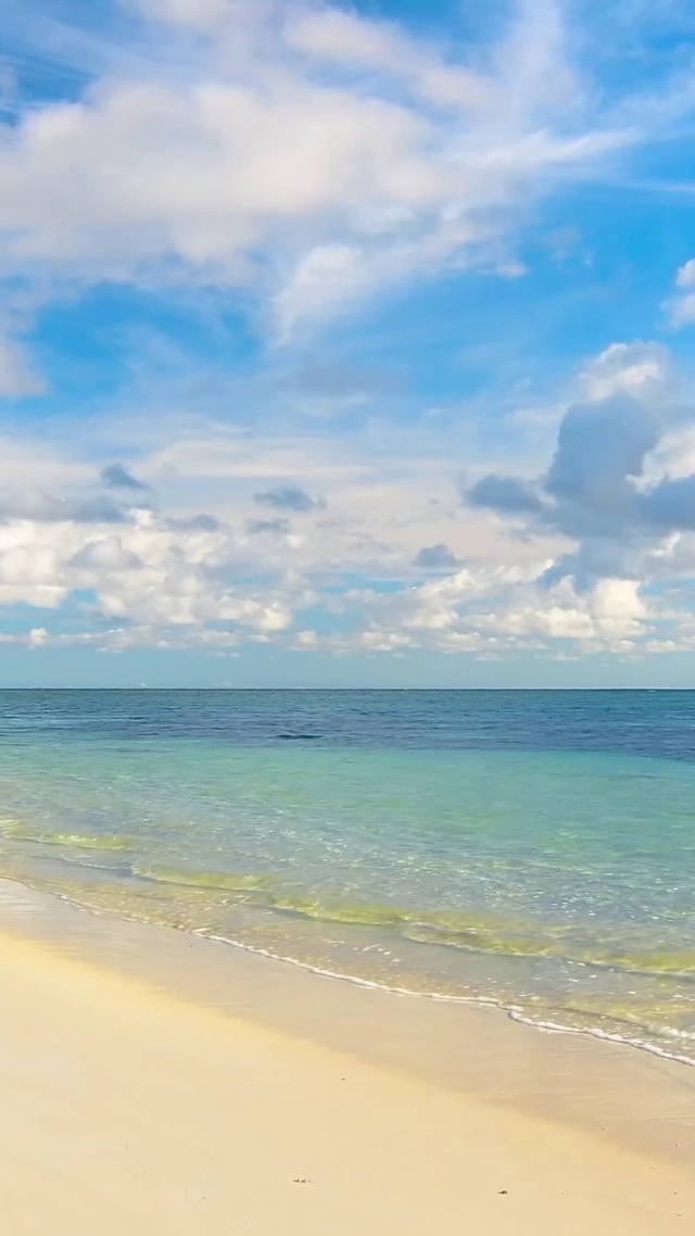 4K阳光清澈海滩海浪
