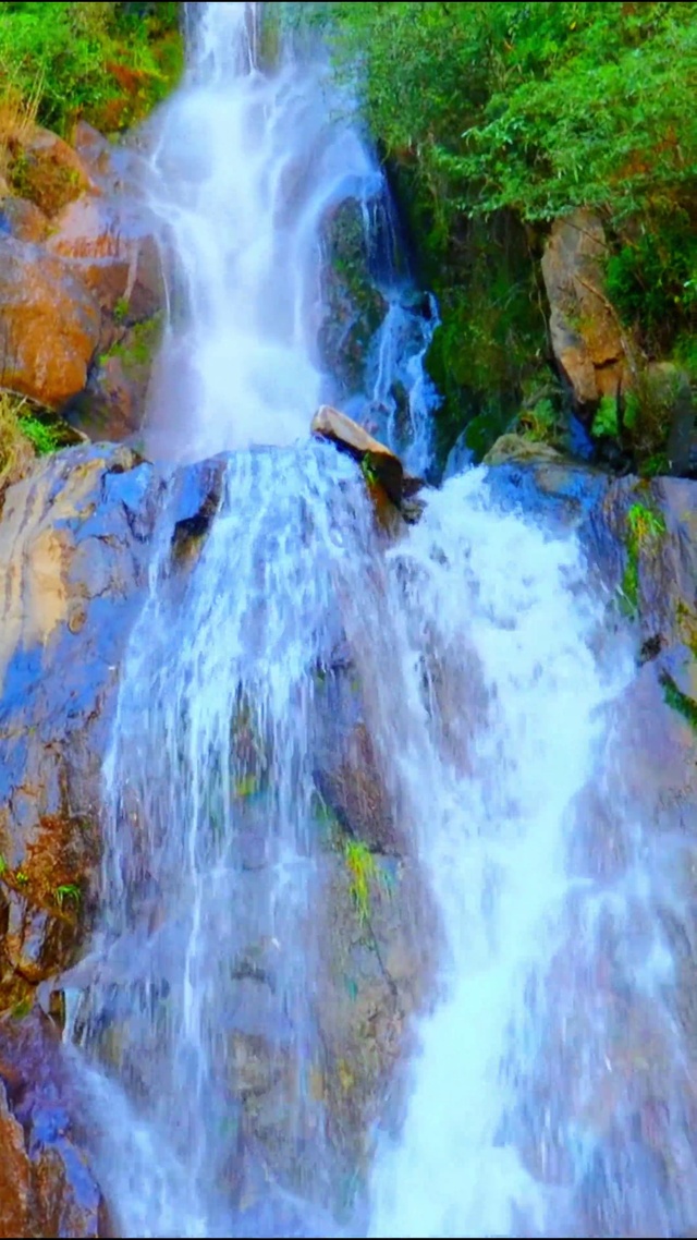 唯美护眼高山瀑布 4K