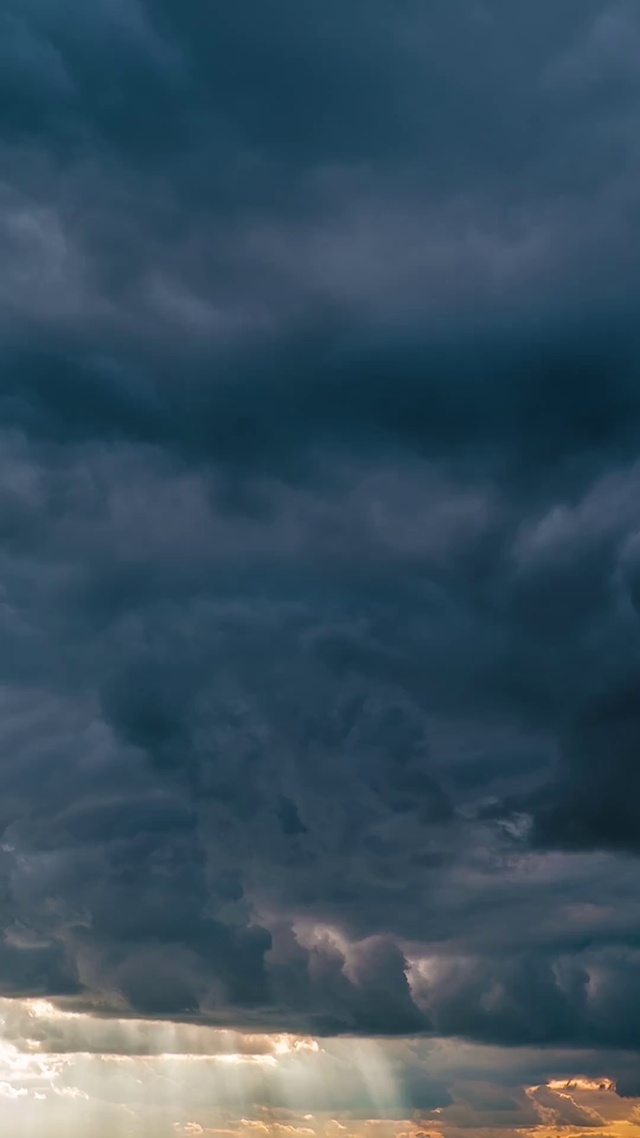 乌云压顶