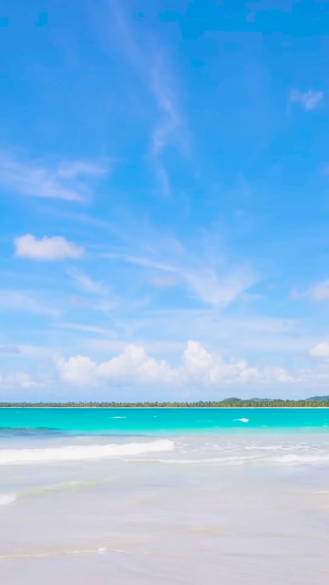 蓝天白云海滩海浪