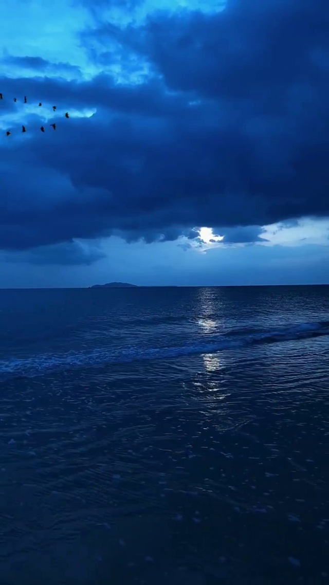 蓝蓝的大海和天空