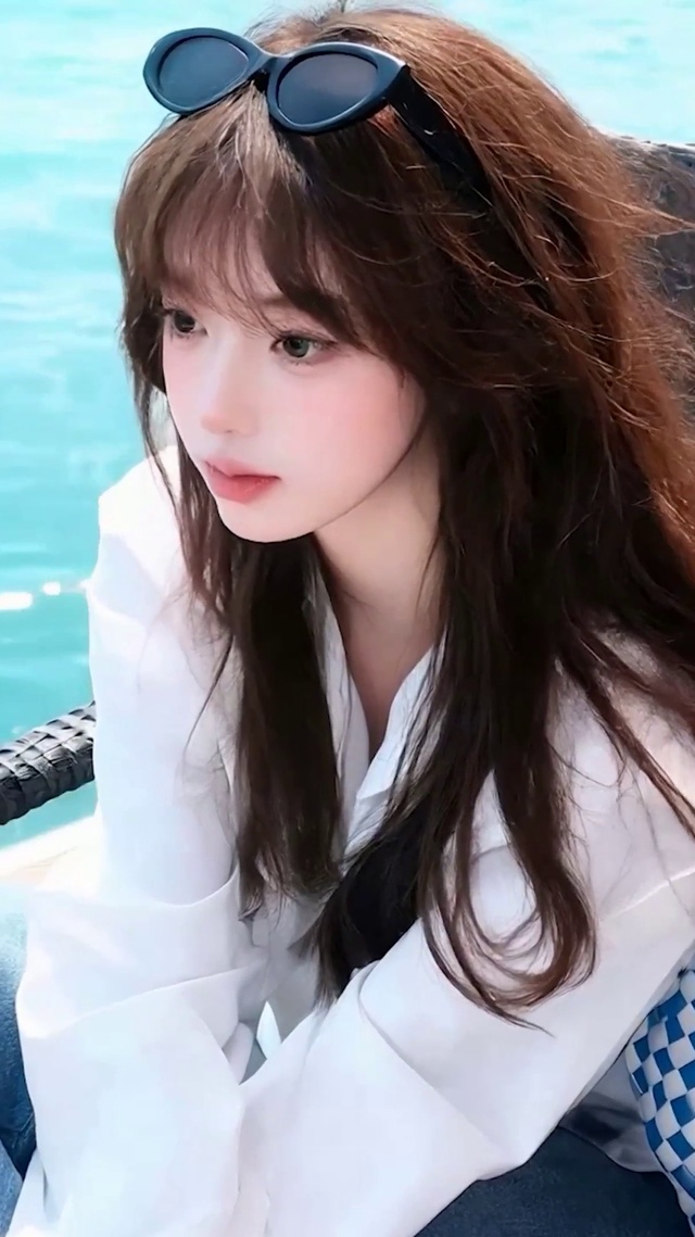 欣赏海景女孩