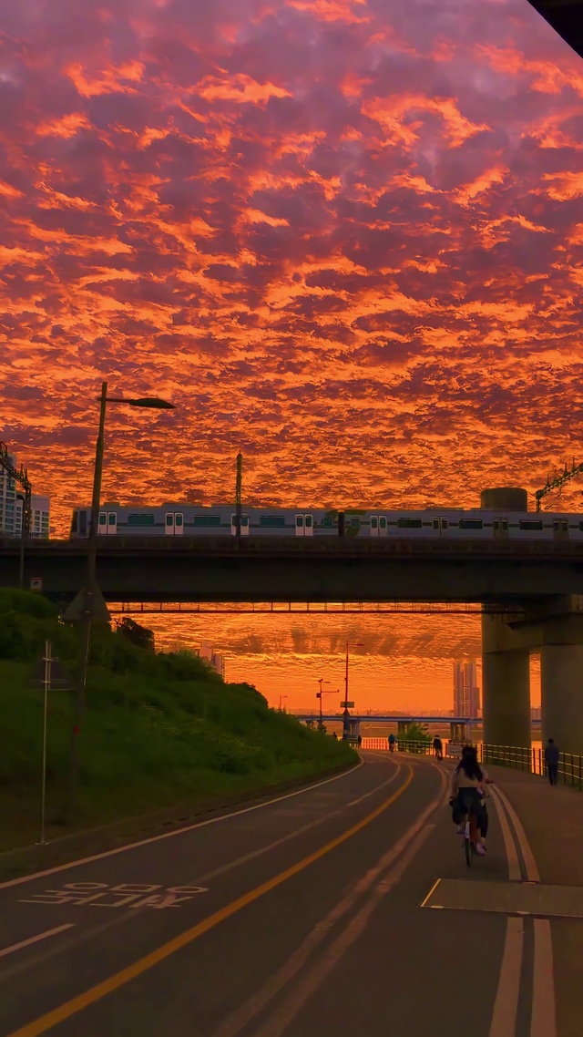 和喜欢的人一起看晚霞吧