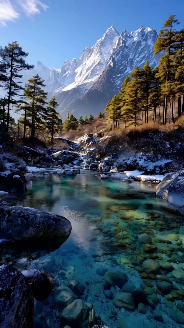雪山下的蓝绿梦境