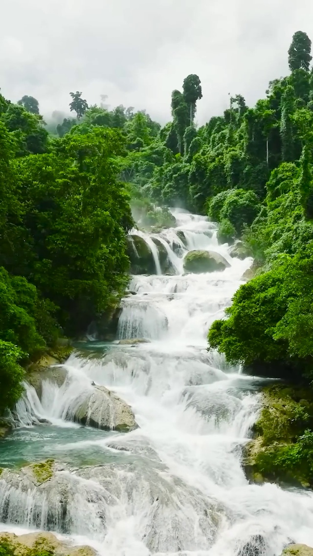自然高山流水瀑布