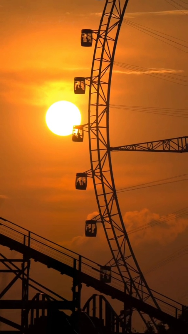 “落日沉溺于橘色的海 晚风沦陷于赤诚的爱”