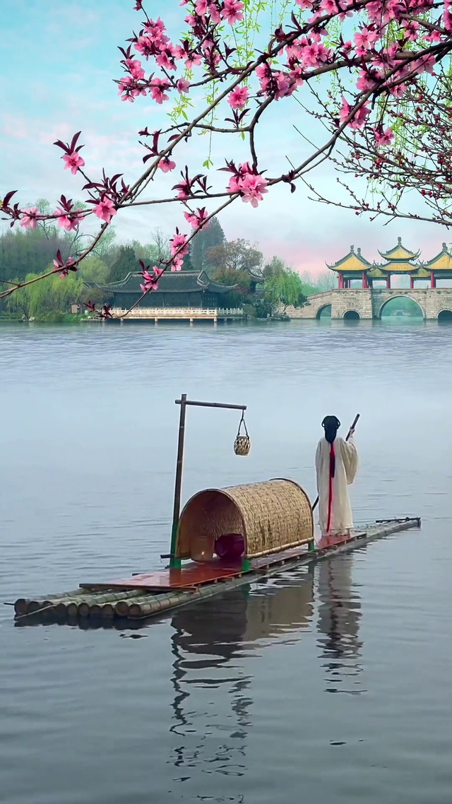 一叶轻舟荡江间