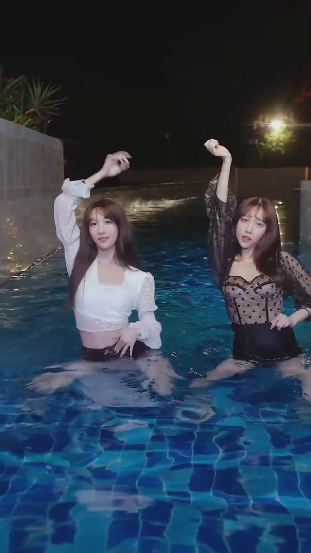 泳池热舞