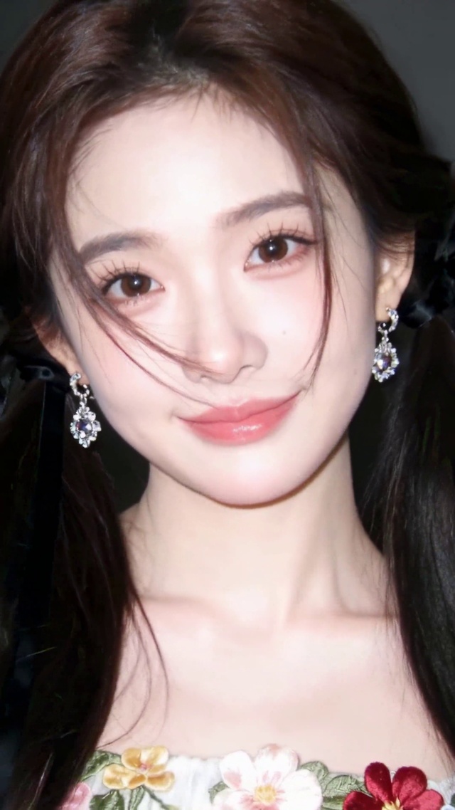 清纯双马尾甜美女神