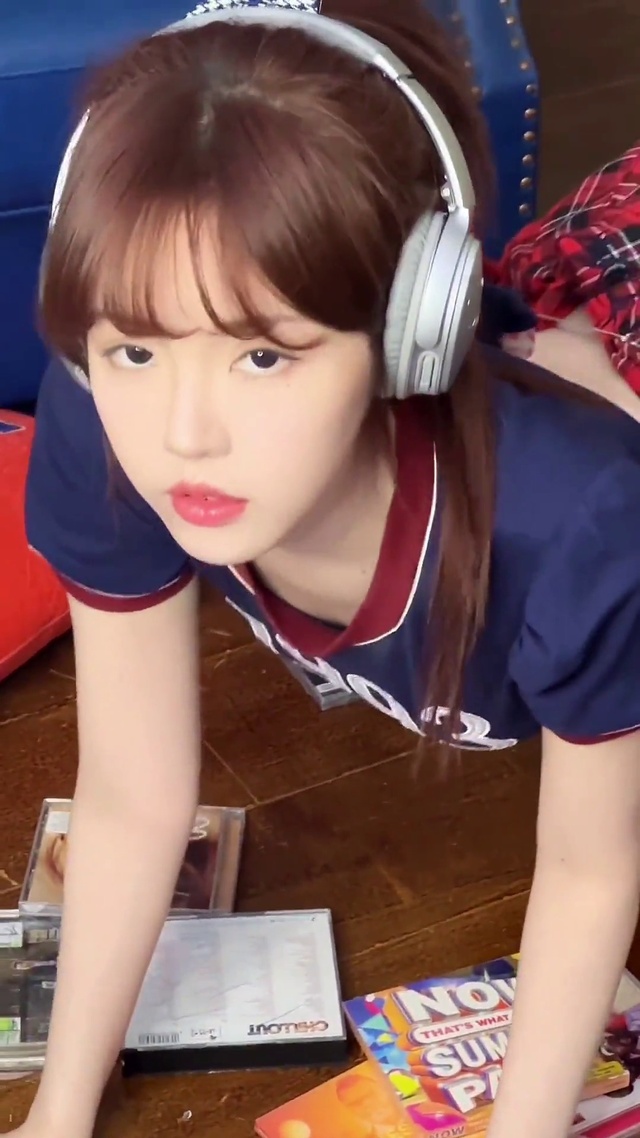 带耳机少女