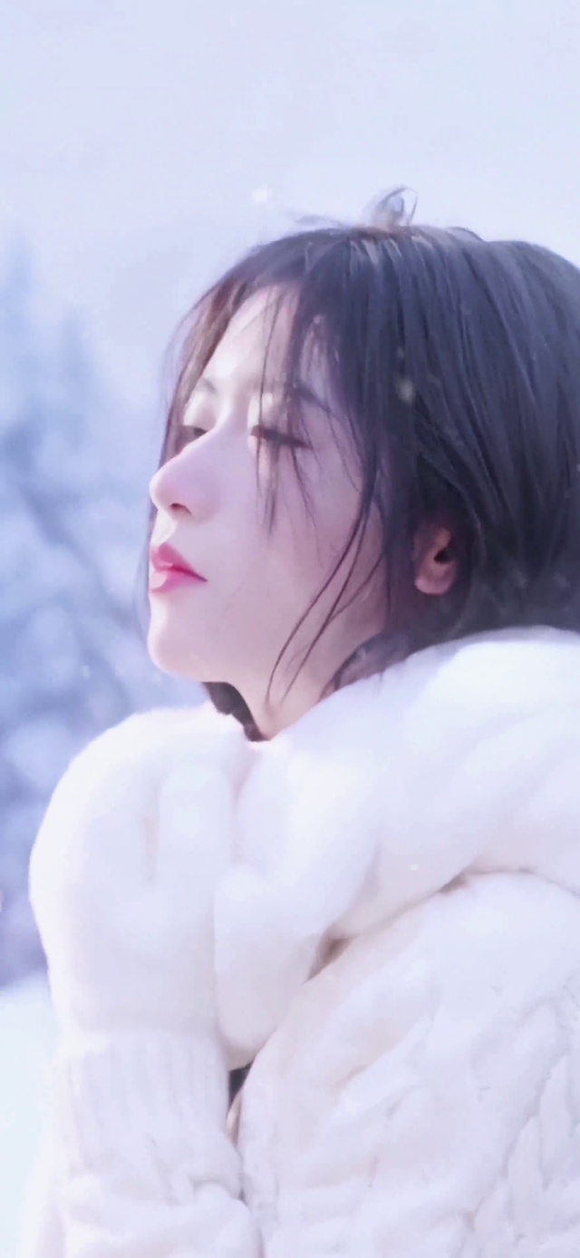 暴风雪中美丽女孩清新治愈美少女