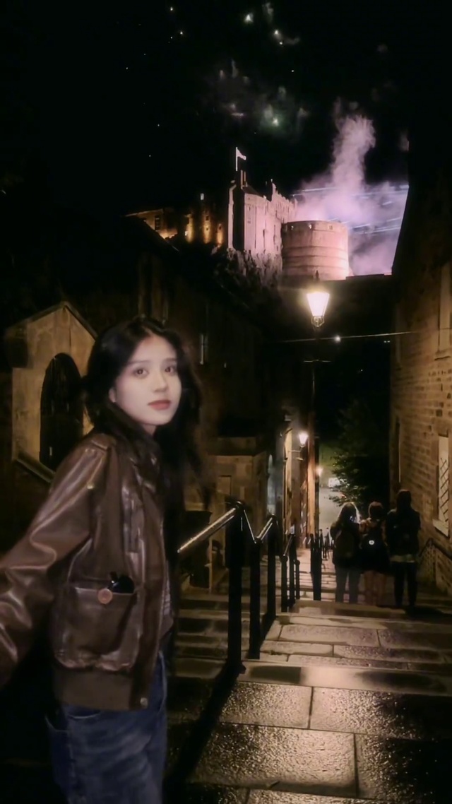 黑色皮衣少女