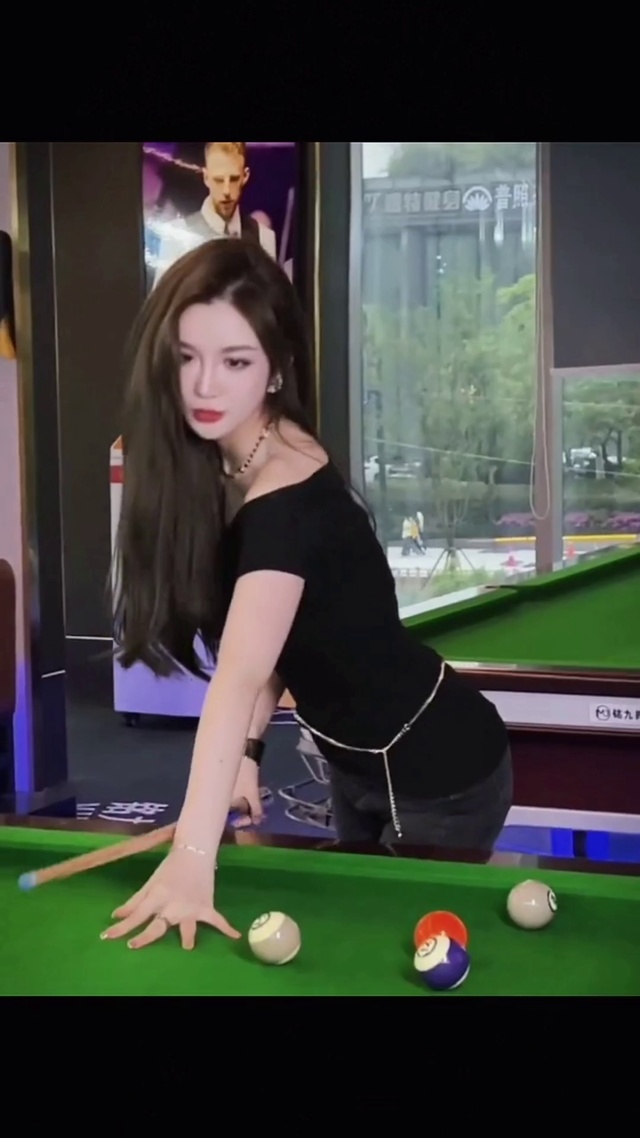打台球美女