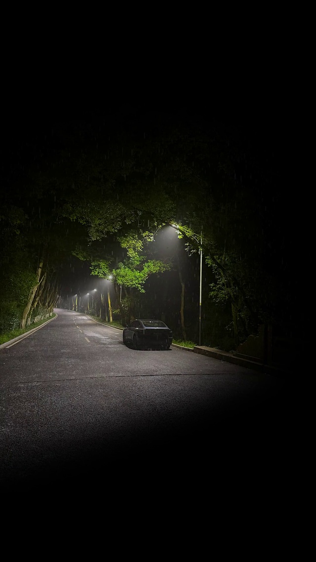 夜晚雨天小路