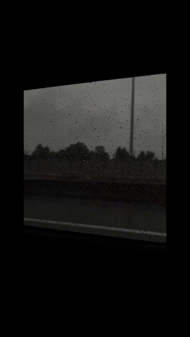 雨中车窗