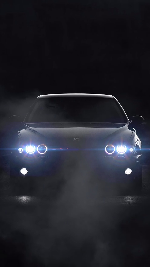 黑夜中的宝马汽车