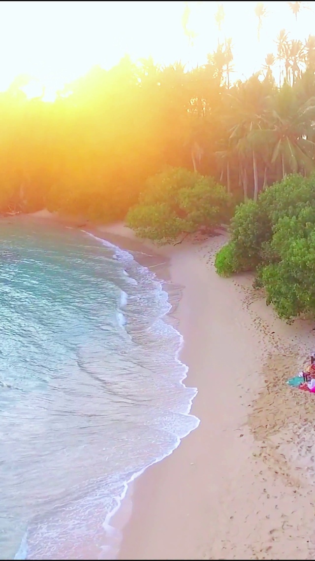 4K唯美夕阳海滩情侣