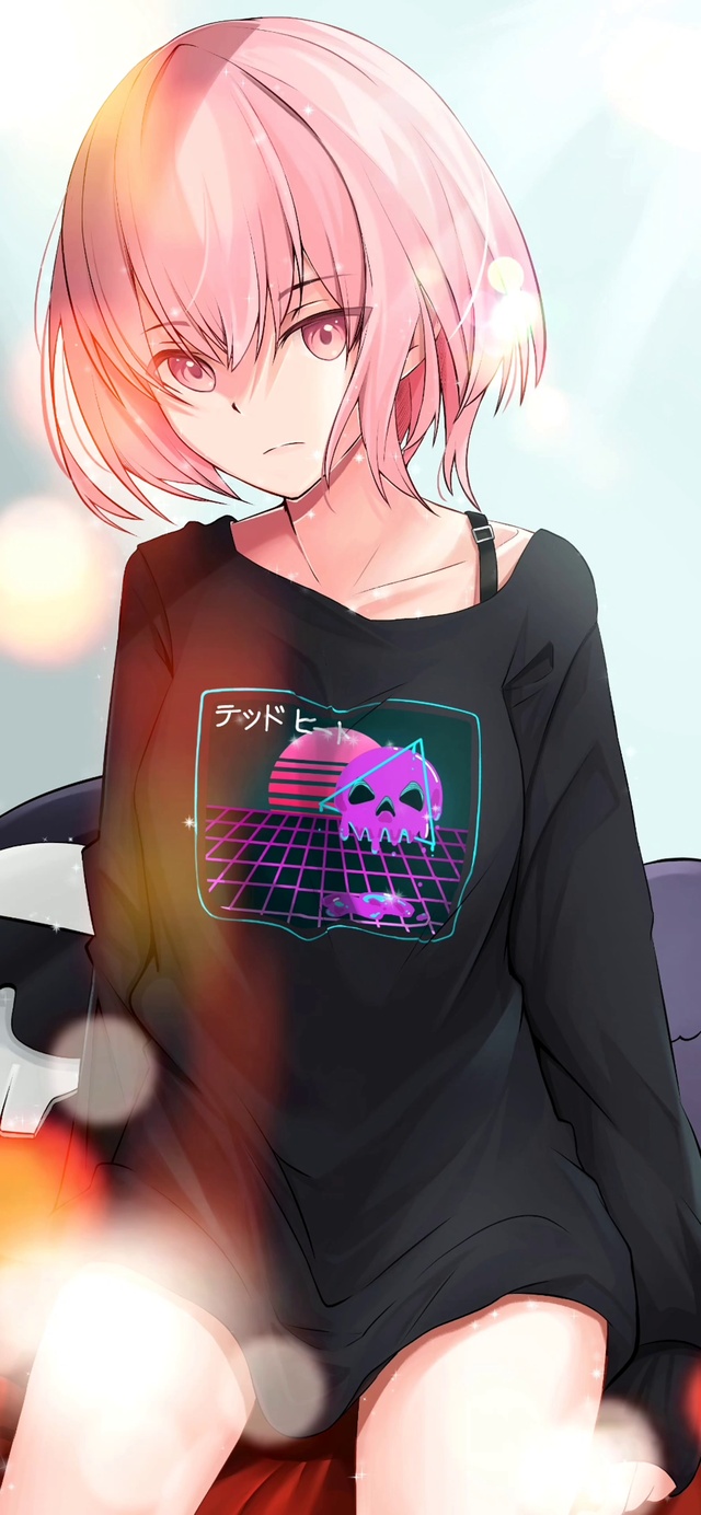 粉发黑T恤少女